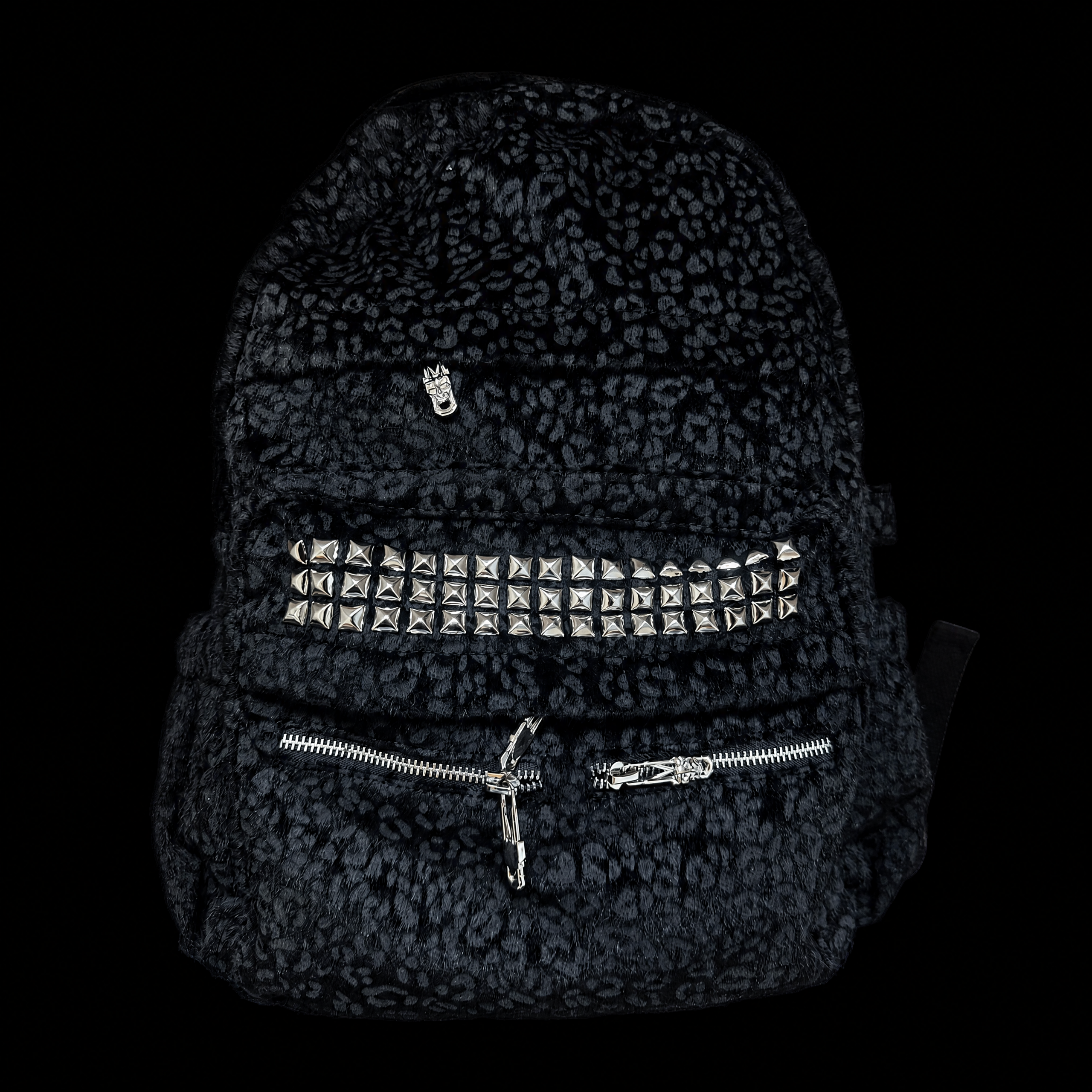 Leopard-print bagpack with stones